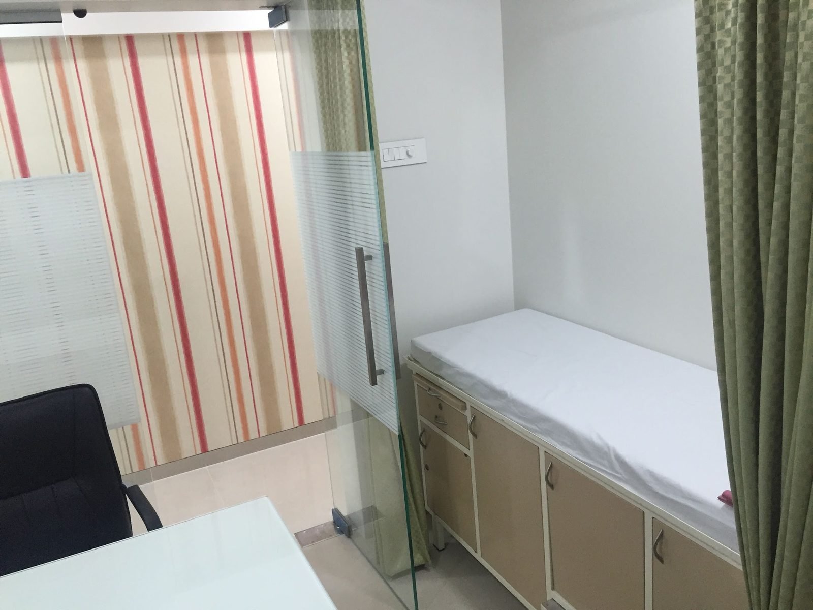 Clean and equipped procedure room at Pain Clinic of India
